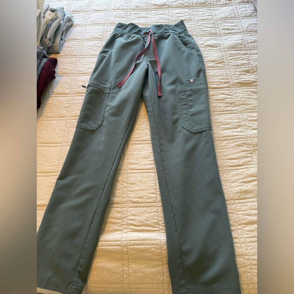 Figs high waisted Yola scrub pants 
Bonsai